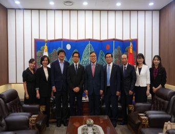 The Chairman and President of the Vietnam International Arbitration Centre (VIAC) had a meeting with the newly- accredited Korean Ambassador Extraordinary and Plenipotentiary to Vietnam